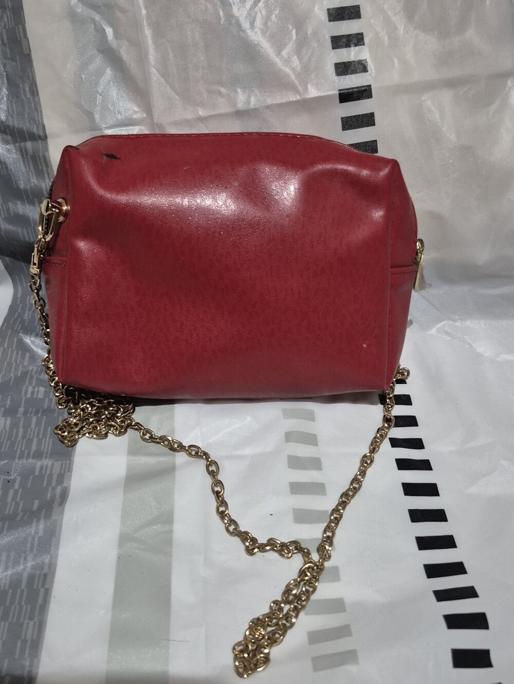 Yves Saint Laurent  Chain Crossbody Beauty Bag - Picture 2 of 9